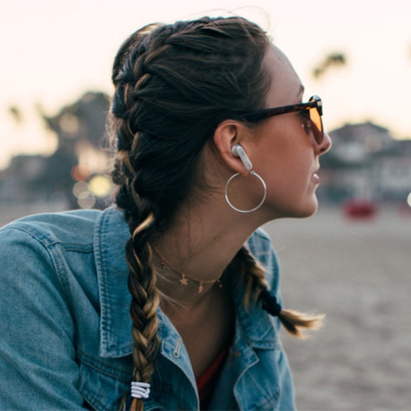 Auriculares intraaurales - Los auriculares intraaurales se conectan a tu teléfono mediante bluetooth. Se cargan automáticamente en su caja de carga, paar que puedas esuchar tu música favorita o podcast durante horas.