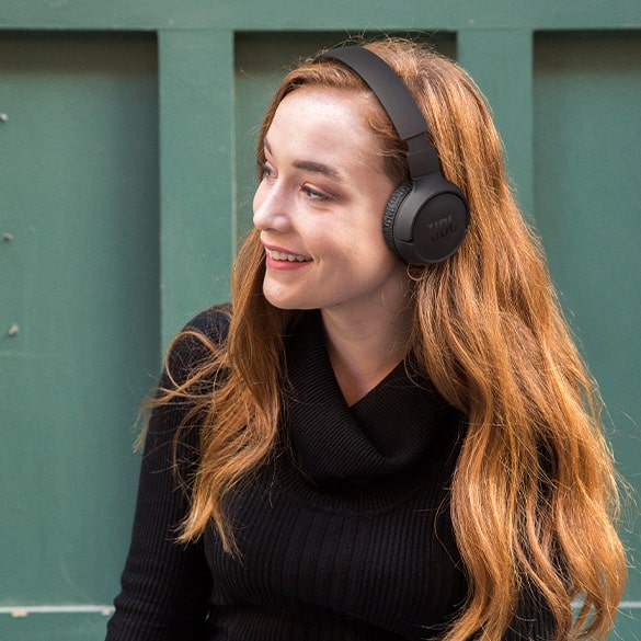Auriculares supraaurales - Los auriculares supraaurales, descansa directamente sobre la oreja, pero lo hacen con una parte mullida. Ls orejas no están completamente aisladas, por lo que el sonido ambiente todavía se puede oir ligeramente.