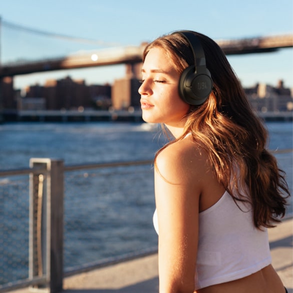 Auriculares circumaurales - Desconéctate completamente del mundo con los auriculares circumaurales. Este tipo de auricular queda completamente por encima de la oreja protegiéndola de cualquier ruido exterior. Los mejores auriculares para disfrutar de tu música sin interrupciones.
