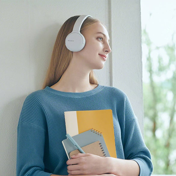 Auriculares supraaurales - Los auriculares supraaurales, descansa directamente sobre la oreja, pero lo hacen con una parte mullida. Ls orejas no están completamente aisladas, por lo que el sonido ambiente todavía se puede oir ligeramente.