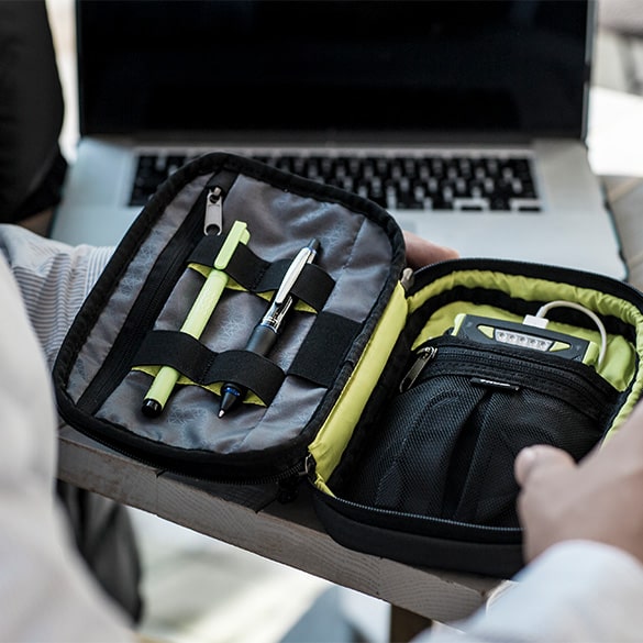 Bolsas para accesorios - Usa las bolsas para accesorios para proteger y llevar fácilmente cables, auriculares y otros accesorios.