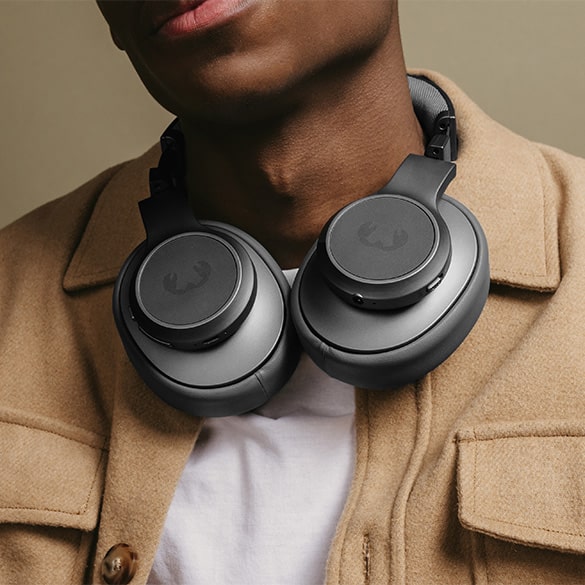 Auriculares circumaurales - Desconéctate completamente del mundo con los auriculares circumaurales. Este tipo de auricular queda completamente por encima de la oreja protegiéndola de cualquier ruido exterior. Los mejores auriculares para disfrutar de tu música sin interrupciones.