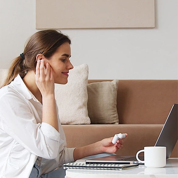 Auriculares intraaurales - Los auriculares intraaurales se conectan a tu teléfono mediante bluetooth. Se cargan automáticamente en su caja de carga, paar que puedas esuchar tu música favorita o podcast durante horas.