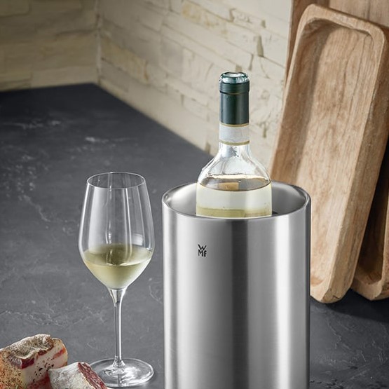 Accesorios para Vino - Una colección de accessorios para vino, incluyendo un enfriador, y un tapón para botella de vino.
